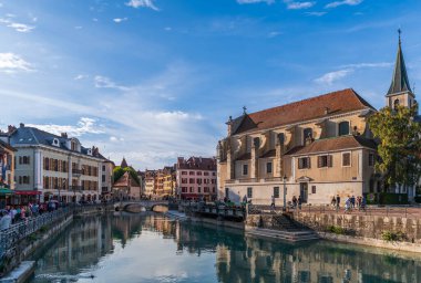 Quai de l 'ile ve Quai Perriere, Thiou nehri üzerinde, ve Saint Franois kilisesi, Annecy, Haute-Savoie, Fransa