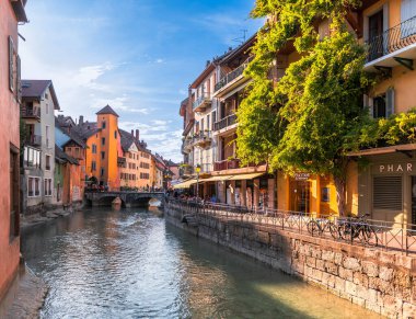 Quai de l 'eveche ve Palais de l' isle 'nin arka tarafında, gün batımında, Annecy, Haute-Savoie, Fransa