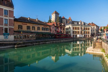 Quai de l 'ile Quai Perriere, Thiou nehri üzerinde, Annecy, Haute-Savoie, Fransa