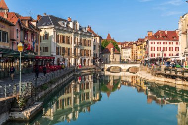 Quai de l 'ile ve Quai Perrire, Thiou nehri üzerinde, ve Palais de l' isle, Annecy, Haute-Savoie, Fransa