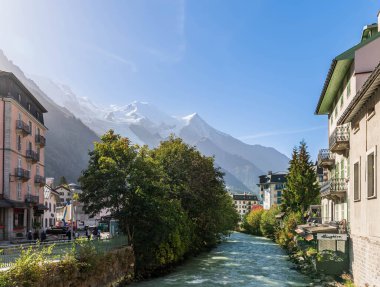 Chamonix 'deki Arve Nehri ve Mont Blanc, Haute Savoie, Fransa