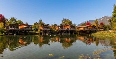 Kurtarıcılar Kanalı 'ndaki Chanaz köyünde, Fransa' nın Savoie şehrinde kalasların üzerinde.