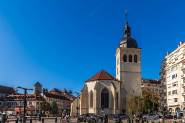 Saint Maurice kilisesinin ve çan kulesinin arkasında, ve bir ikametgah, Annecy, Haute Savoie, Fransa