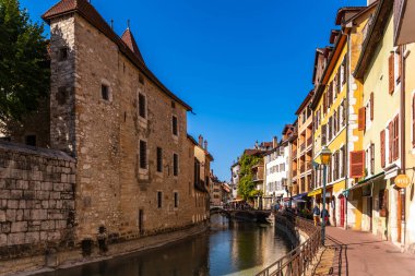 Thiou nehri üzerindeki Quai de l 'ile, batan güneş ve Fransa' nın Annecy, Haute-Savoie kentindeki Palais de l 'Isle.