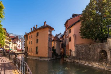 Thiou nehri üzerindeki Quai de l 'eveche, batan güneş ve sağdaki Palais de l' Isle, Annecy, Haute-Savoie, Fransa