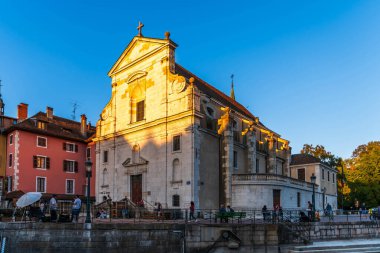 Akşamları Saint Franois de Sales Kilisesi, Annecy 'de Thioule kıyısında, Haute Savoie, Fransa