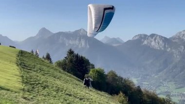 Paragliderler 1282 m 'de, Annecy Gölü' nün yukarısındaki Col de la Forclaz 'dan kalkıyor. Haute Savoie, Fransa