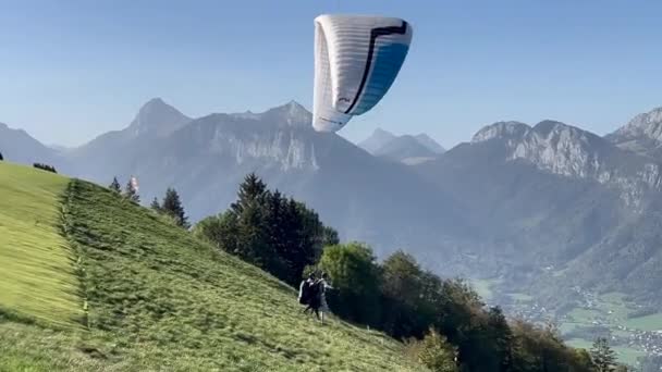 1282M에서 Col Forclaz에서 발사하는 파라글라이더 Haute Savoie 프랑스 — 비디오