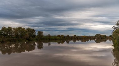 Fransa 'da, Occitanie ve Provence (Camargue) arasındaki Petit Rhone' da çok bulutlu bir sabah.