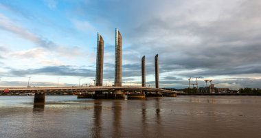 Yeni Jacques Chaban Delmas köprüsü, Garonne nehri üzerinde, Bordeaux, Gironde, Nouvelle Aquitaine, Fransa