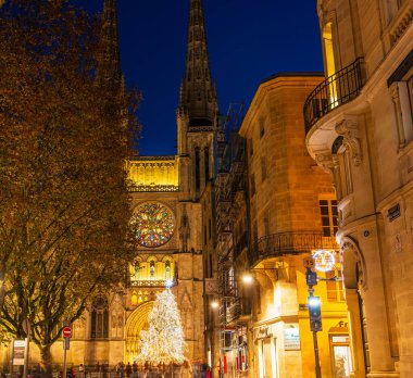 30 Kasım 2018: Bordeaux Katedrali ve onun gül penceresi ve Noel ağacı, Gironde, Yeni Aquitaine, Fransa