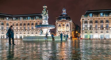 29 Ocak 2011: Fransa 'nın Gironde, Nouvelle-Aquitaine kentinde Bordeaux' daki Place de la Bourse 'da bulunan Üç Zarafet Çeşmesi