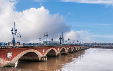 Bordeaux, Gironde, Yeni Aquitaine 'de taş köprü ve geçen bir tramvay.