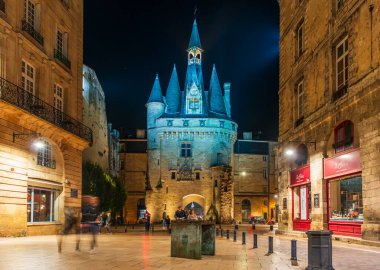 29 Ekim 2016: Fransa 'nın Nouvelle-Aquitaine şehrinde, Bordeaux, Gironde' de, Palace Meydanı 'ndaki Cailhau kapısı