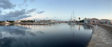 Gün doğumunda Herault, Occitanie, Fransa 'daki Meze limanının panoramik görüntüsü