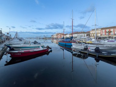 Gün doğumunda Herault, Occitanie, Fransa 'daki Meze limanının panoramik görüntüsü