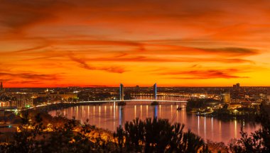 Günbatımı ve turuncu gökyüzü, Bordeaux 'da Garonne, Gironde, Yeni Aquitaine, Fransa