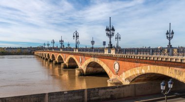 Bordeaux 'daki Garonne nehri üzerindeki taş köprü Gironde, Yeni Aquitaine, Fransa
