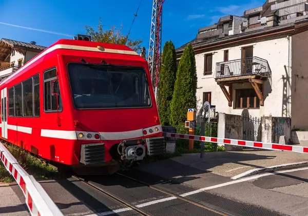 Ett Rött Tåg Passerar Chamonix Haute Savoie Auvergne Rhone Alpes — Stockfoto