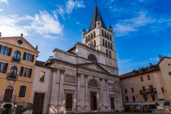 Notre Dame de Liesse Kilisesi, muhteşem çan kulesi, Notre Dame sokağı, Annecy, Haute Savoie, Fransa.