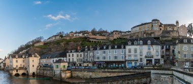 Vezere Nehri 'nin sol yakası ve Terrasson Lavilledieu' deki cepheler, Dordogne, Yeni Aquitaine, Fransa