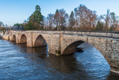 Dordogne, Nouvelle Aquitaine, Fransa 'daki Terrasson Lavilledieu' deki eski köprü.