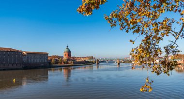 Fransa 'nın Occitanie kentindeki Toulouse' daki Garonne ve Mezar üzerindeki Saint Pierre Köprüsü.