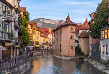 Thiou nehri üzerindeki Quai de l 'eveche, batan güneş ve sağdaki Palais de l' Isle, Annecy, Haute-Savoie, Fransa