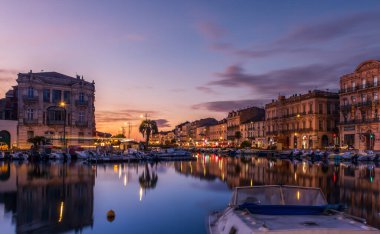 Sete, Herault, Occitanie, Fransa 'daki kraliyet kanalında mavi saat