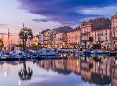 Sete, Herault, Occitanie, Fransa 'daki kraliyet kanalında mavi saat