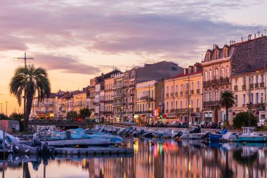 Sete, Herault, Occitanie, Fransa 'daki kraliyet kanalında mavi saat