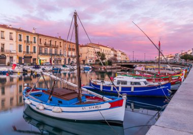 Sete, Herault, Occitanie, Fransa 'daki kraliyet kanalında gün doğumu