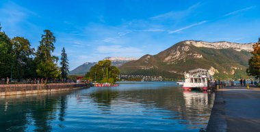 Turist tekneleri, öğleden sonra, Annecy Gölü 'nde, Haute-Savoie, Fransa