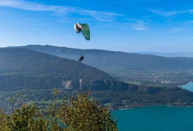 Annecy Gölü üzerindeki paragliderler, sonbaharda, Haute Savoie, Fransa 'da