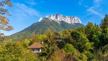 Dağlar, Lanfon 'un dişleri Annecy' nin üzerinde, Haute Savoie, Fransa 'da