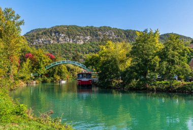 Kanal de Savieres ve üzerinden geçen yaya köprüsü Fransa 'daki Chanaz, Savoie, Auvergne Rhone Alpes köyüne çıkıyor.