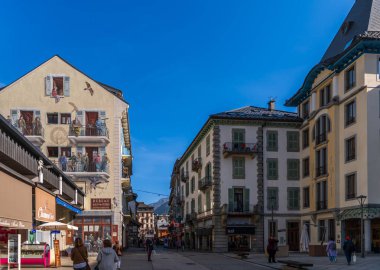 Fransa 'nın Haute Savoie kentindeki Chamonix köyünde turistlerle birlikte ana caddede.