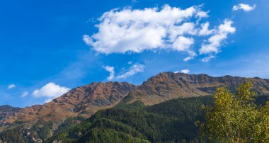 Sonbaharda Alpler 'in panoramik manzarası, Courmayeur, Aosta Vadisi, İtalya