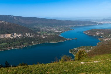 Annecy Gölü 'nün sonbaharda panoramik manzarası, Haute Savoie, Fransa