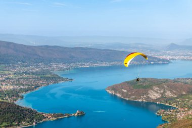 Annecy Gölü üzerindeki paragliderler, sonbaharda, Haute Savoie, Fransa 'da