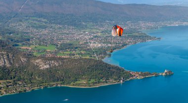Annecy Gölü üzerindeki paragliderler, sonbaharda, Haute Savoie, Fransa 'da
