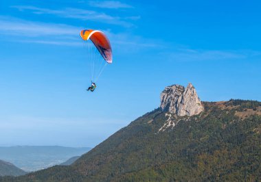 Annecy Gölü üzerindeki paragliderler, sonbaharda, Haute Savoie, Fransa 'da