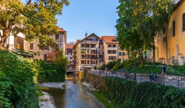 Fransa 'nın Haute Savoie kentindeki Annecy şehrindeki Quai de la Katedrali.