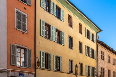 Annecy, Haute-Savoie, Fransa 'da tipik bir caddenin cepheleri
