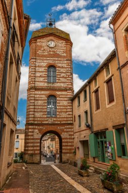 Auvillar 'ın ortaçağ köyü ve onun saat kulesi, Tarn et Garonne, Occitanie, Fransa