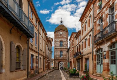 Auvillar 'ın ortaçağ köyü ve onun saat kulesi, Tarn et Garonne, Occitanie, Fransa