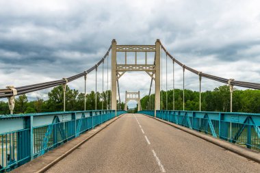 Auvillar yakınlarındaki Garonne Nehri 'ni geçen köprü Tarn et Garonne, Occitanie, Fransa