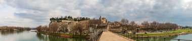 Avignon, Vaucluse, Fransa 'daki Saint Benezet köprüsünden Panorama