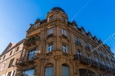 Brive la Gaillarde, Correze, Nouvelle-Aquitaine, Fransa 'da tipik bir binanın cephesi