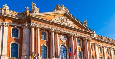 Fransa 'nın Occitanie, Toulouse şehrinde bir kış günü Capitole Meydanı' nın Pediment of the Capitole